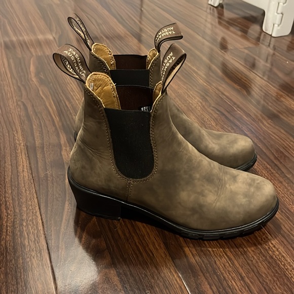 NEW BLUNDSTONE HEELED SZ 4 - Picture 3 of 6